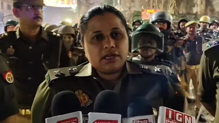 मिर्ज़ापुर SP की प्रेस ब्रीफिंग पर भद्दे कमेंट, बॉडी शेमिंग के बाद पुलिस ने बंद किया कमेंट सेक्शन