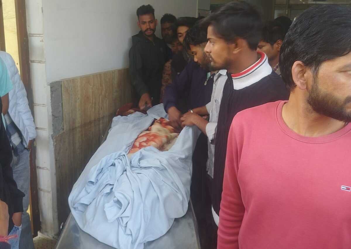 मेरठ के दौराला थाना क्षेत्र में नेशनल हाईवे-58 पर स्थित एक निजी अस्पताल में इलाज के दौरान बैंककर्मी की पत्नी की मौत के बाद हंगामा हो गया