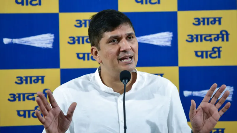 AAP में सियासी घमासान: राघव चड्ढा बनाम सौरभ भारद्वाज, आरोप-प्रत्यारोप तेज