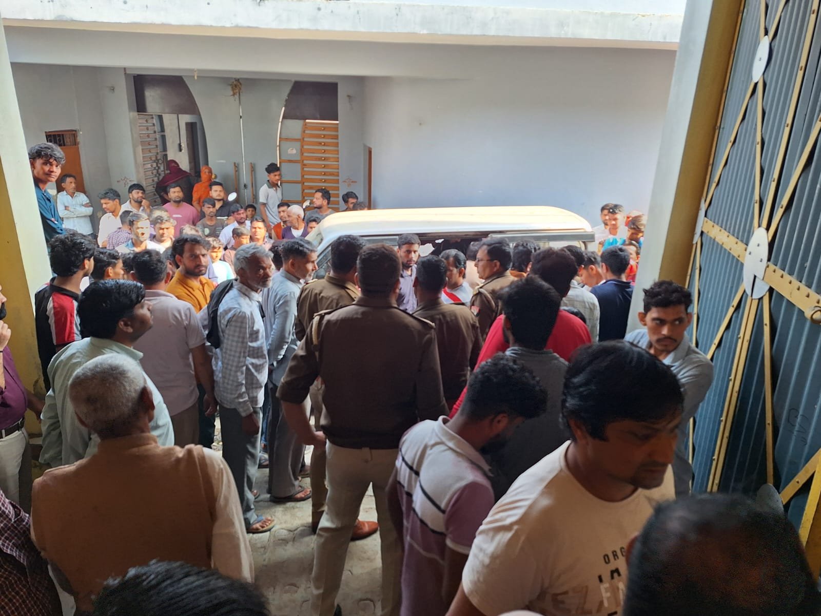 गणेशपुर गांव में  17 साल के भतीजे ने चाची की कनपटी से सटाकर गोली मारकर  हत्या की